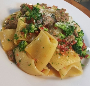 https://pasta-rea.com/wp-content/uploads/2018/07/Large-rigatoni-with-Sicillian-sausage-and-broccoli-florets-300x287.jpg